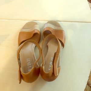 Gorgeous pair of Fidji sandals!